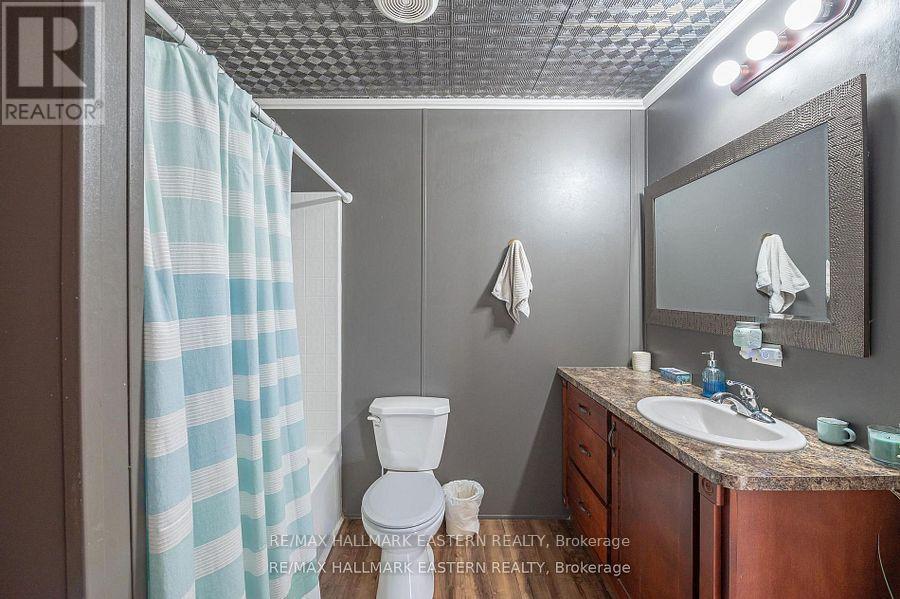 6 HILLVIEW DRIVE - 13