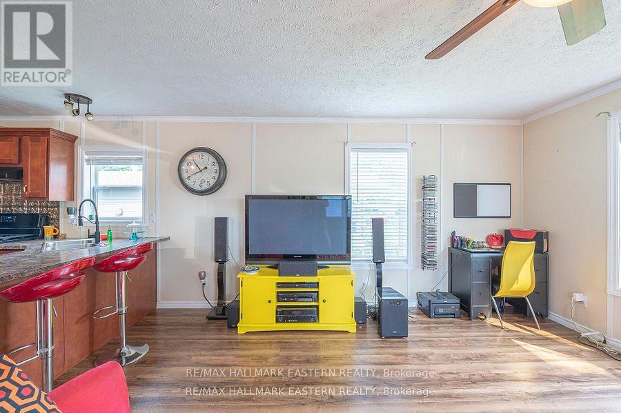6 HILLVIEW DRIVE - 20
