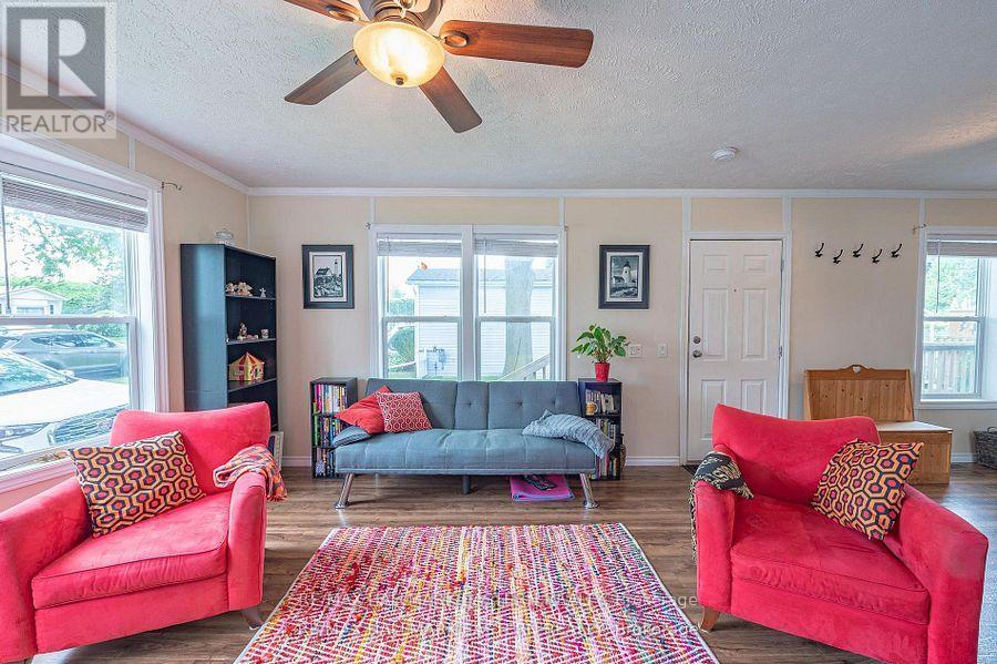 6 HILLVIEW DRIVE - 21
