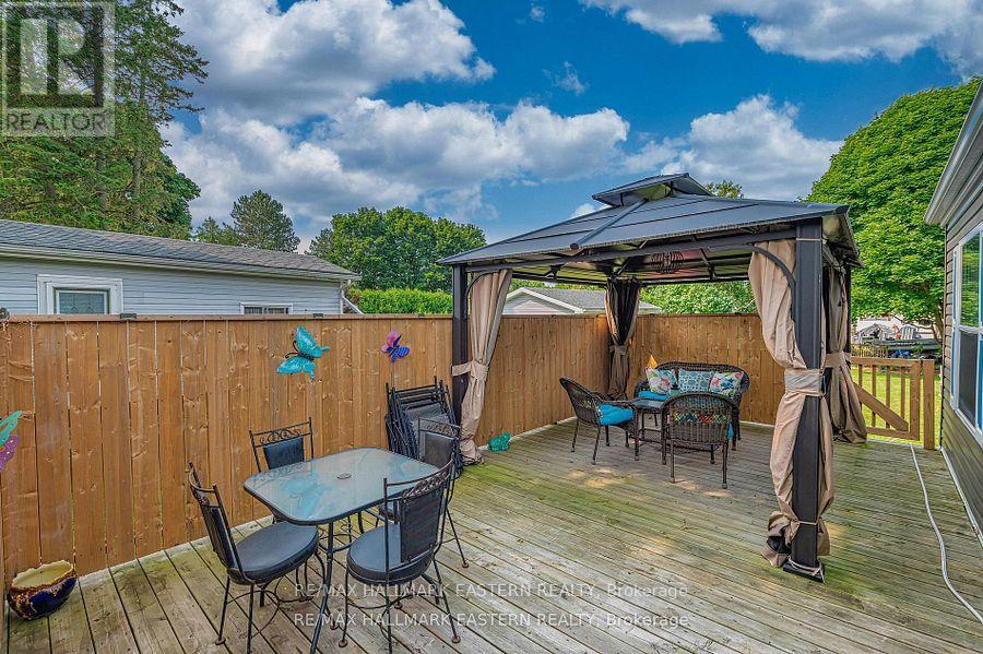 6 HILLVIEW DRIVE - 32
