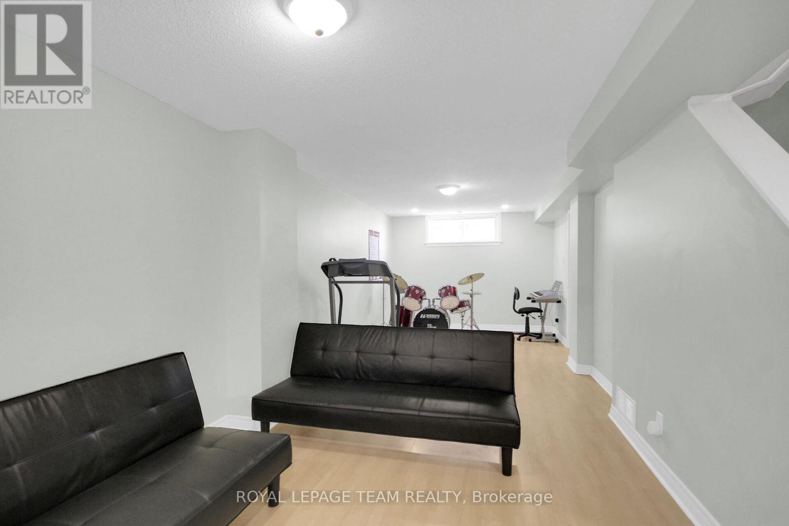 4 MAPLE STAND WAY - 33