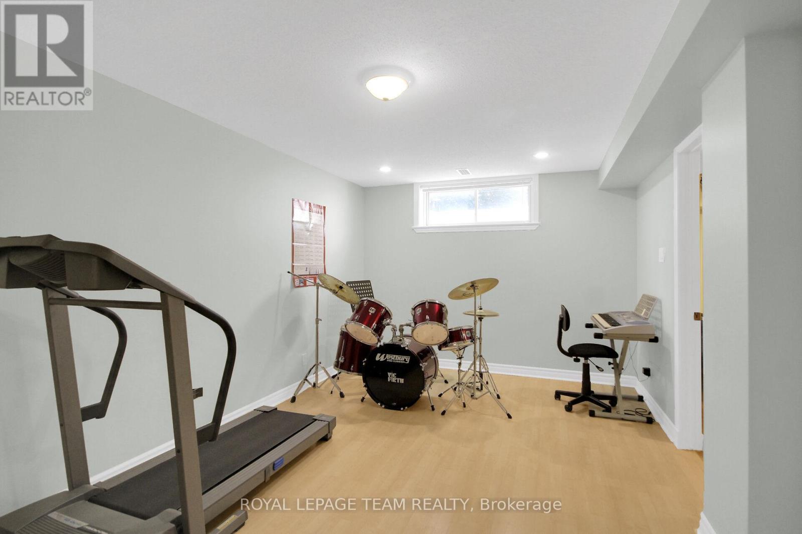 4 MAPLE STAND WAY - 34