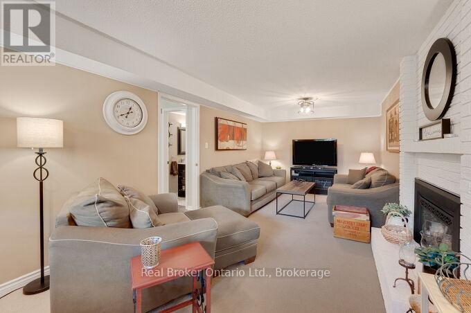 4162 SUTHERLAND CRESCENT - 24