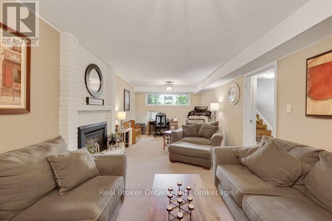 4162 SUTHERLAND CRESCENT - 25