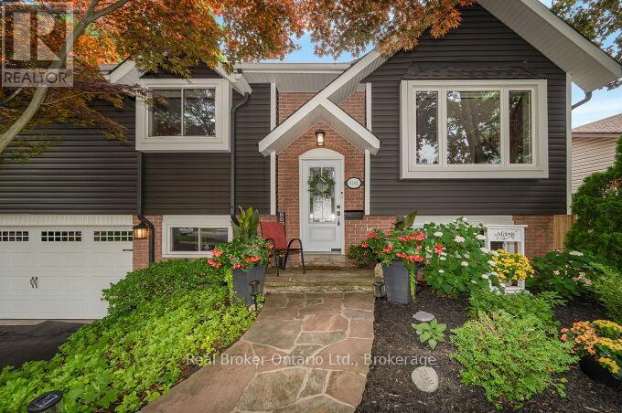 4162 SUTHERLAND CRESCENT - 3