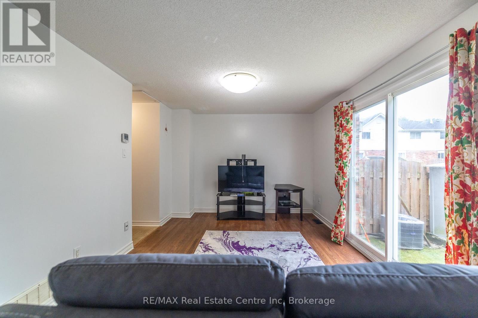 #74 129 VICTORIA ROAD N - 34