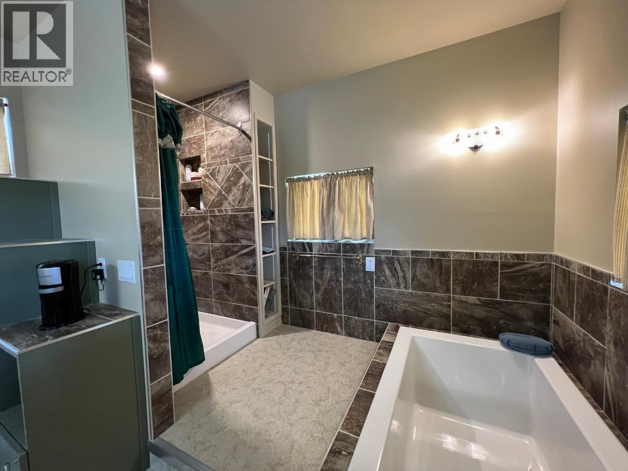 1121 ERICKSON Road - 5