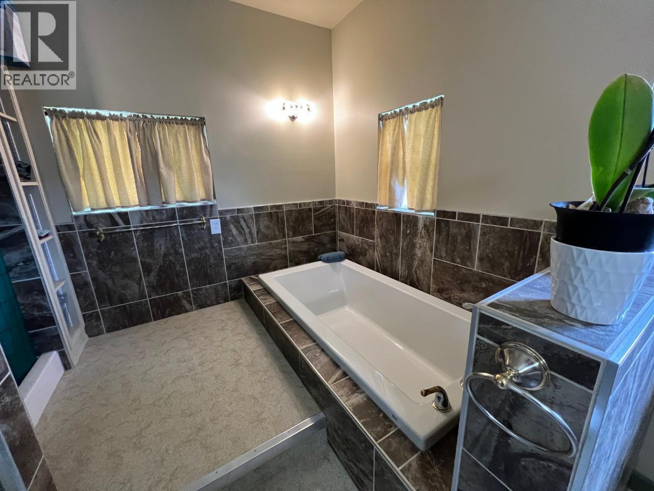 1121 ERICKSON Road - 16