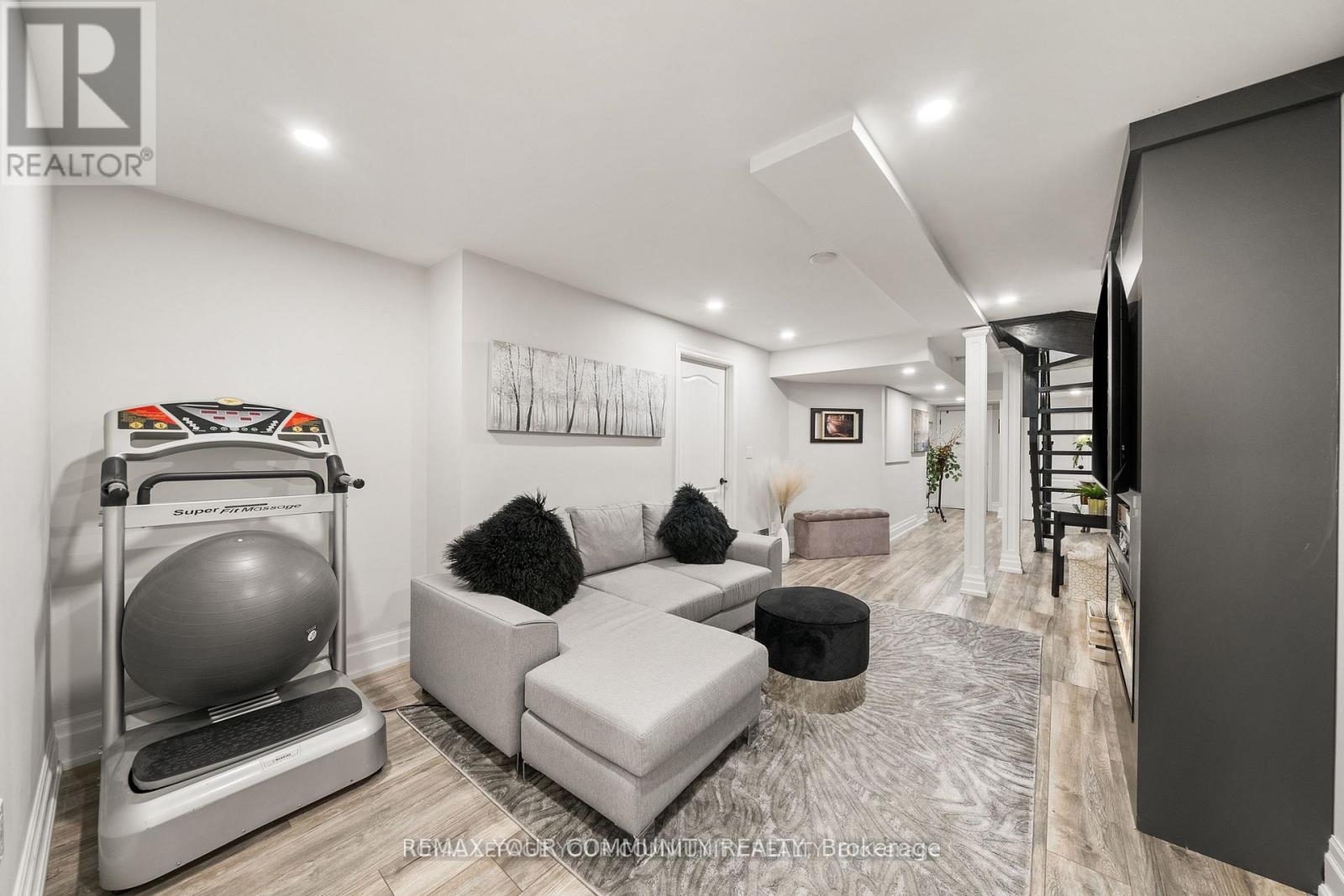 37 COPPERSTONE CRESCENT - 31