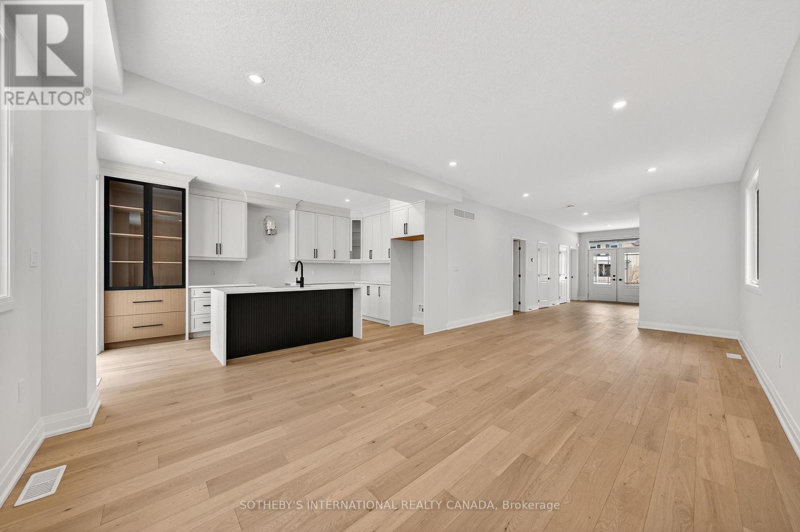 42 RICH AVENUE - 10