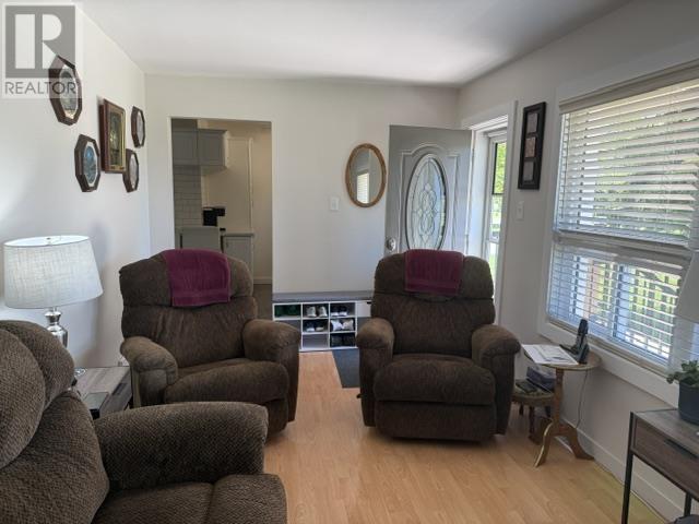 8 Mayfair AVE - 12