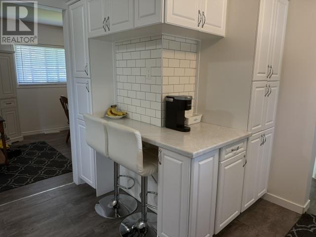 8 Mayfair AVE - 14