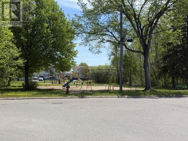 8 Mayfair AVE - 10