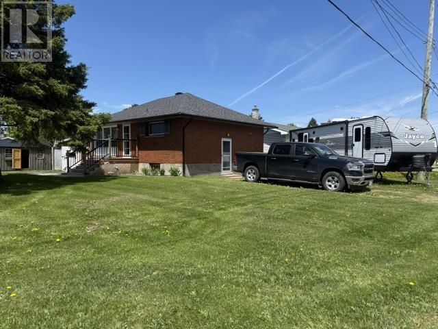 8 Mayfair AVE - 3