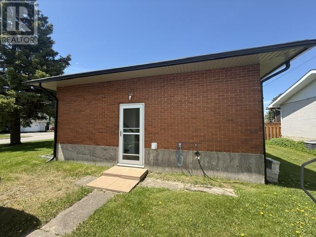 8 Mayfair AVE - 5
