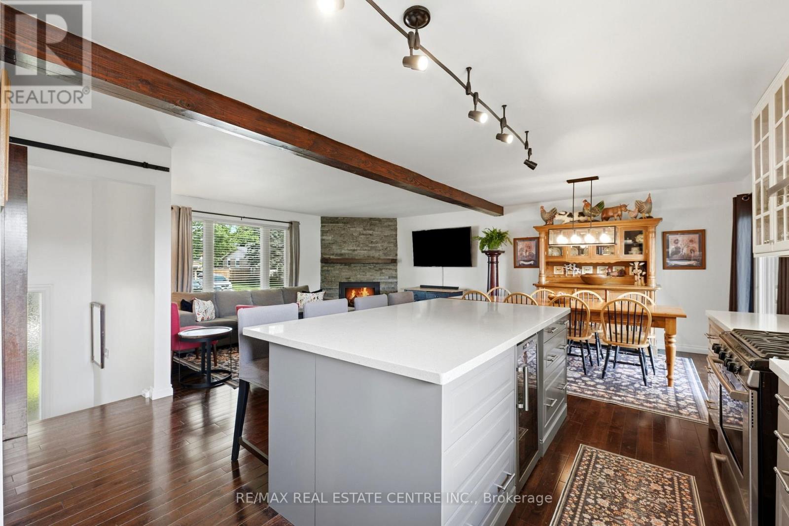 13 DOUGLAS CRESCENT - 16