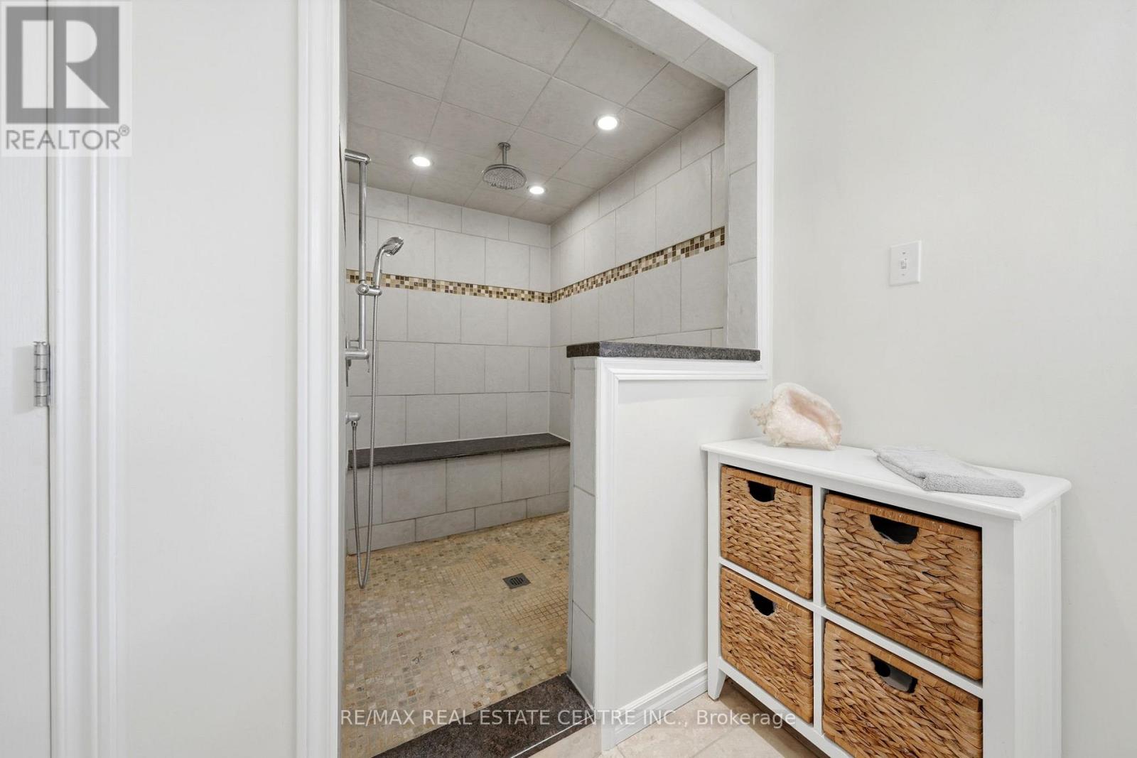 13 DOUGLAS CRESCENT - 34