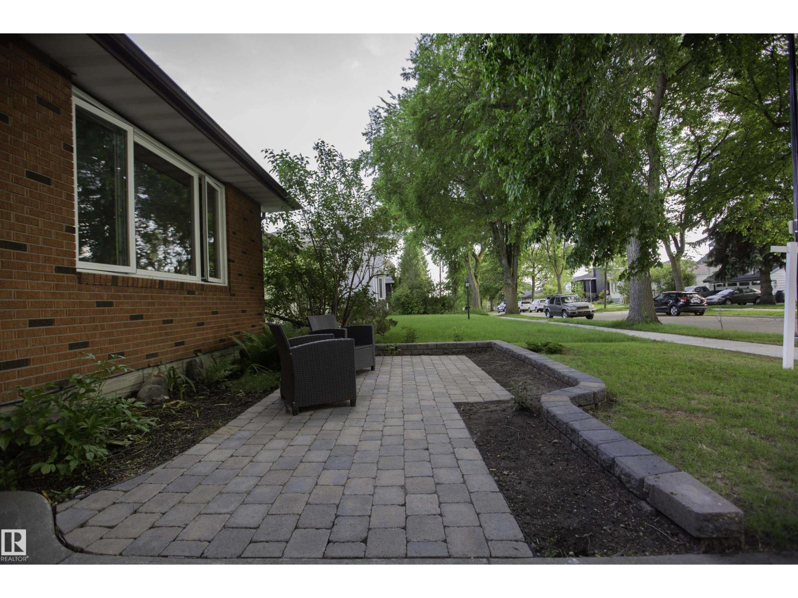 11131 52 ST NW - 10