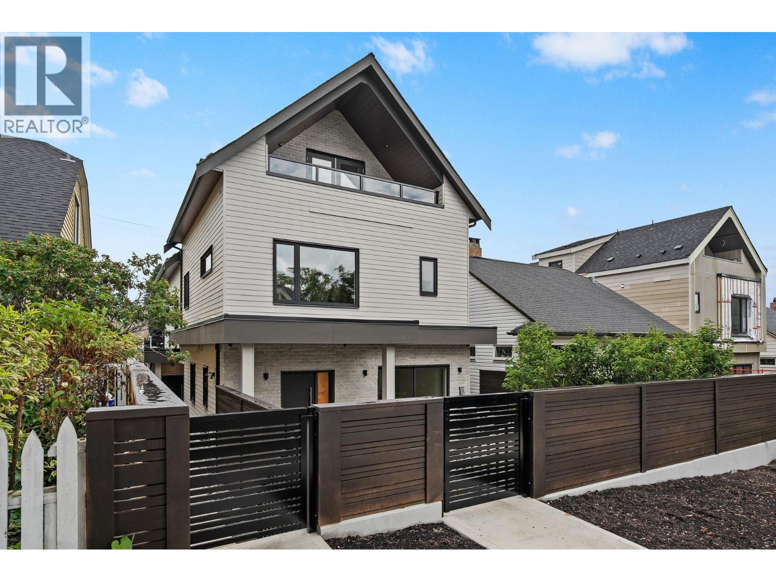 2 2211 WILLIAM STREET, Vancouver