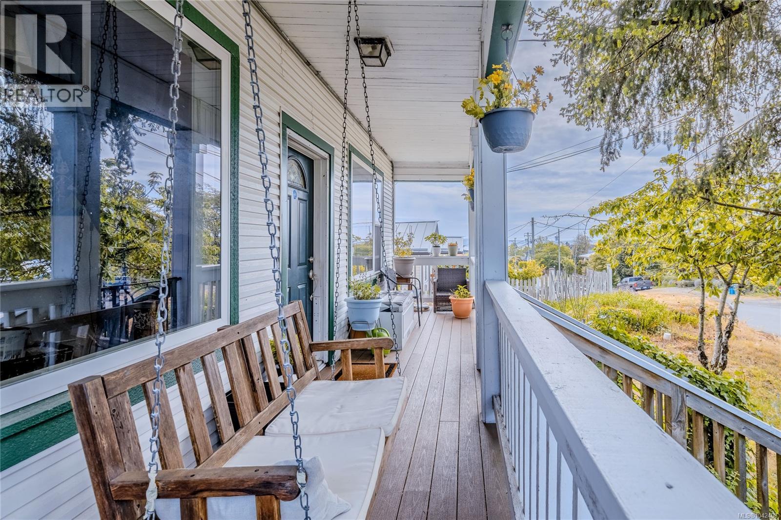 654 Farquhar St - 1