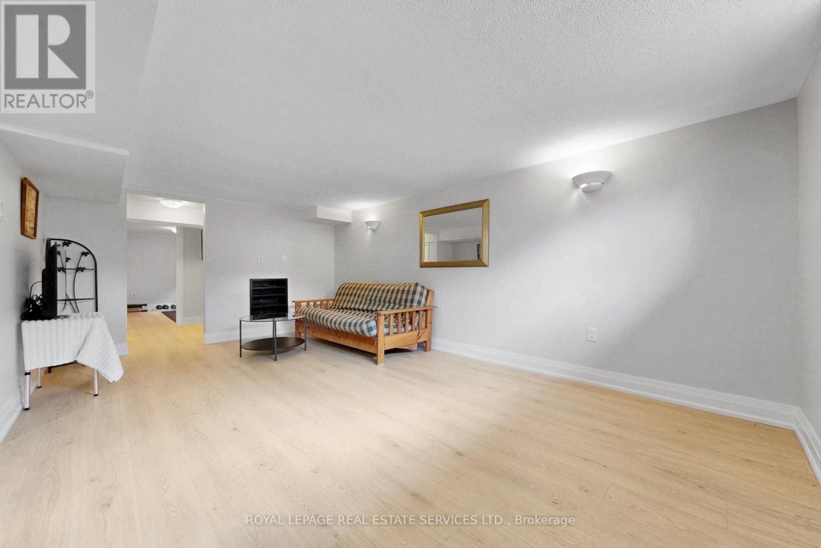 6 PARKCHESTER ROAD - 27