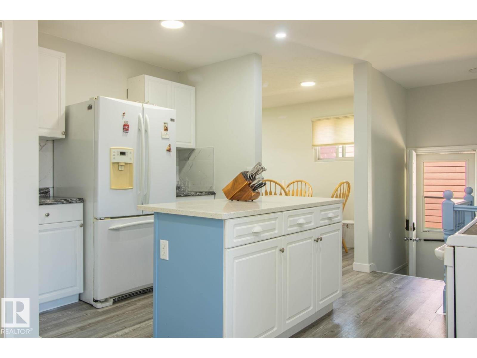 15922 92 AV NW - 7