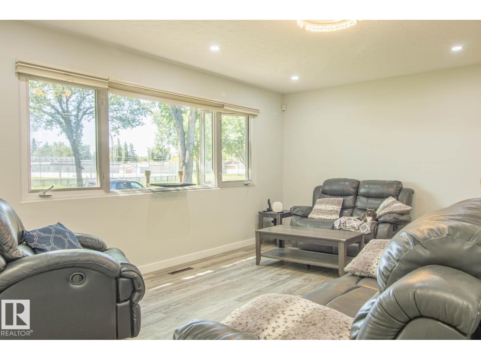 15922 92 AV NW - 4