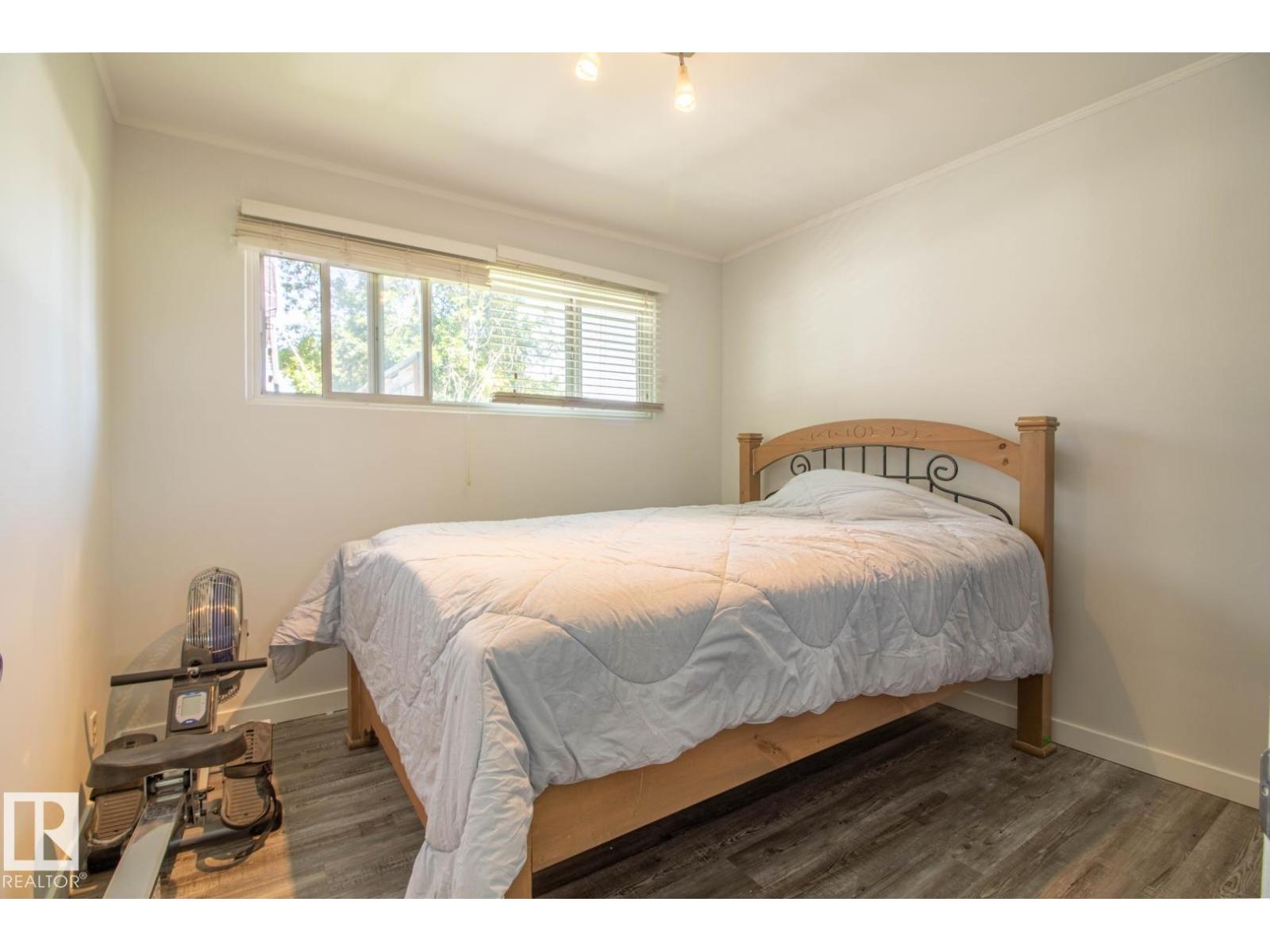 15922 92 AV NW - 9