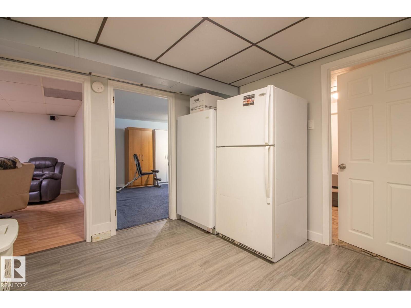 15922 92 AV NW - 13