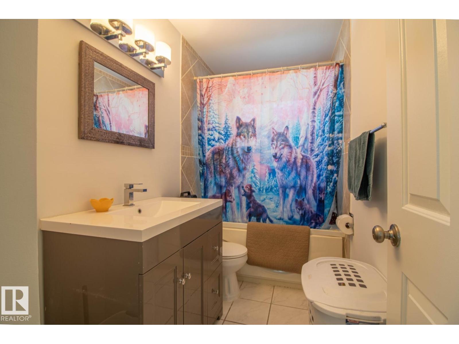 15922 92 AV NW - 11