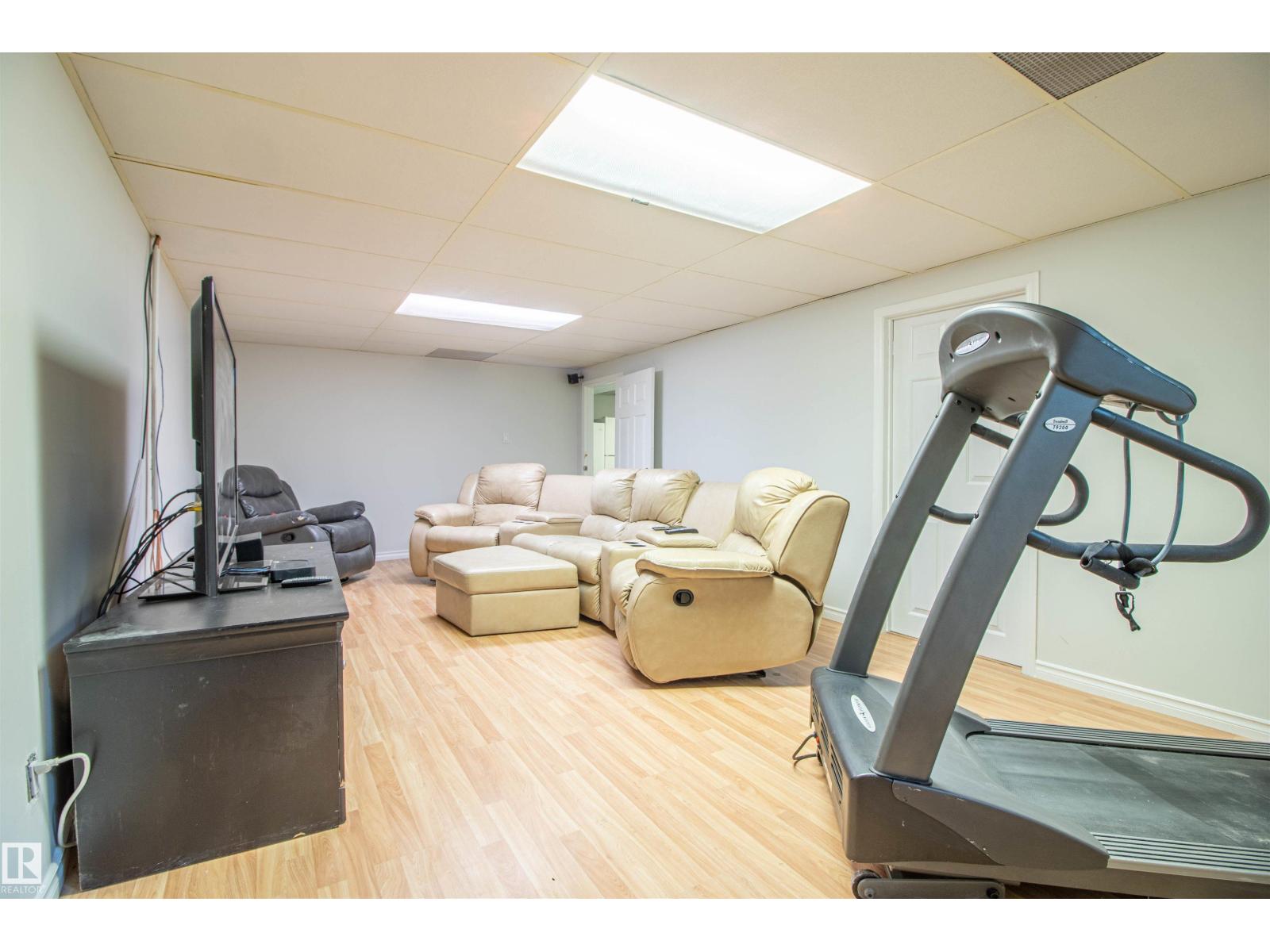 15922 92 AV NW - 23