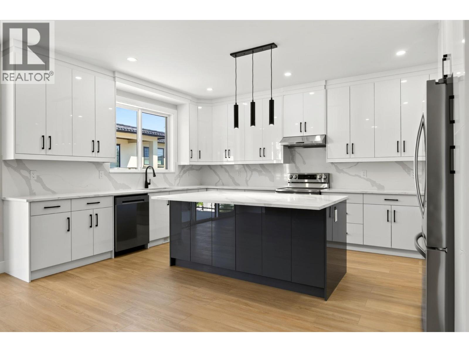 1686 Harbour View Crescent - 27