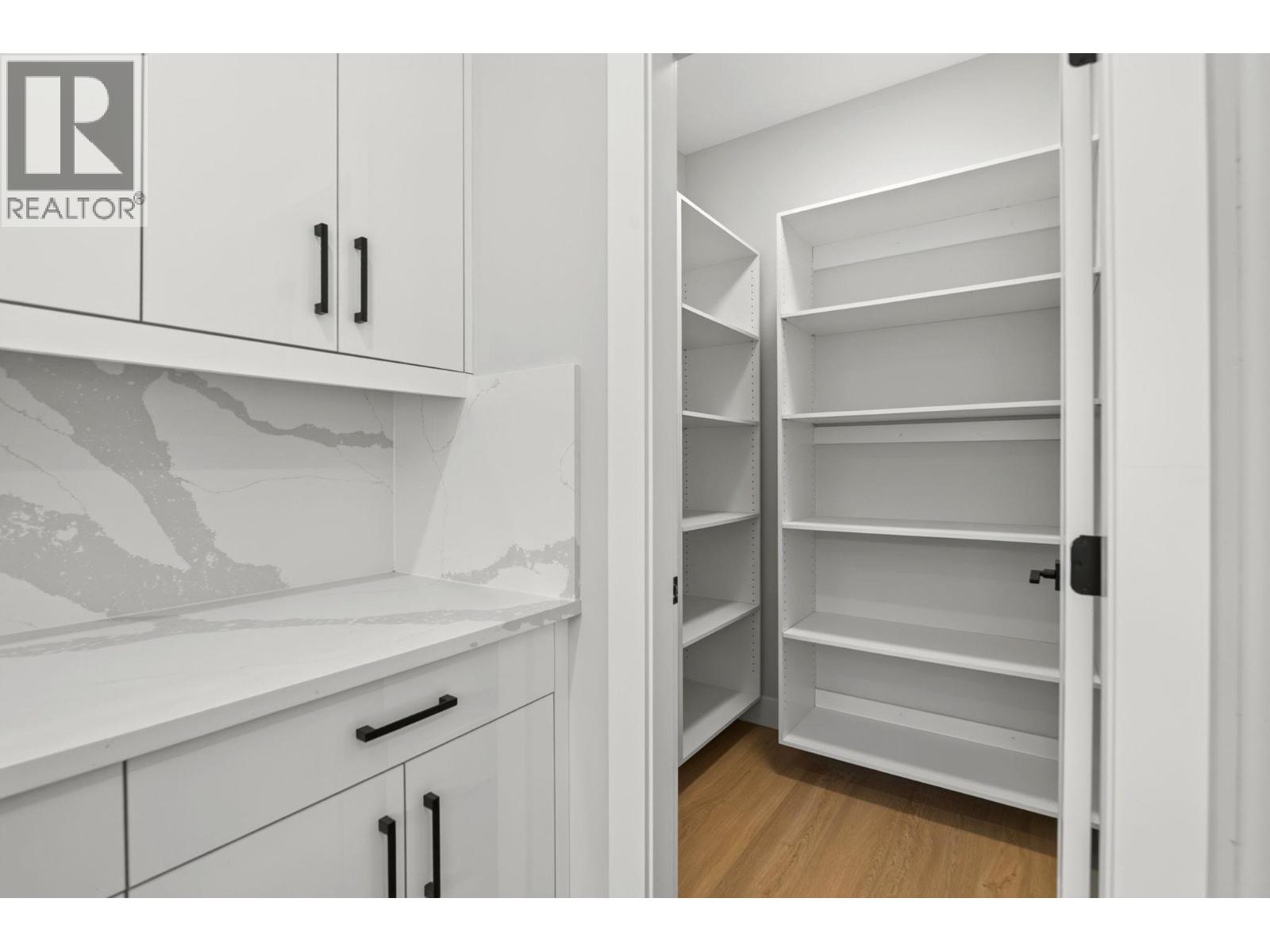 1686 Harbour View Crescent - 32
