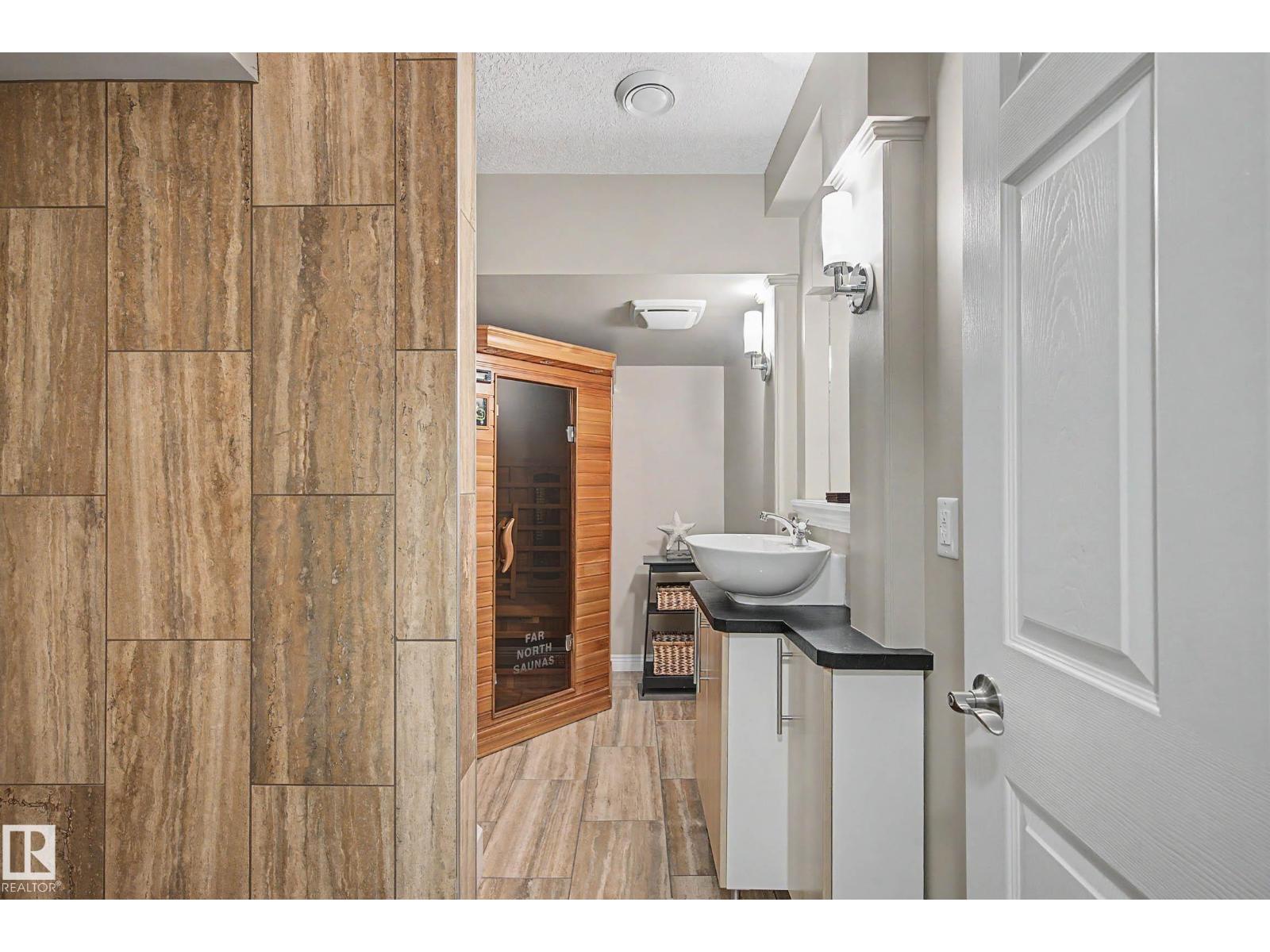 1110 ARMITAGE CR SW - 44