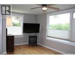 Enclosed porch - 1821 Connaught Street, Regina, SK S4T4T4 Photo 6