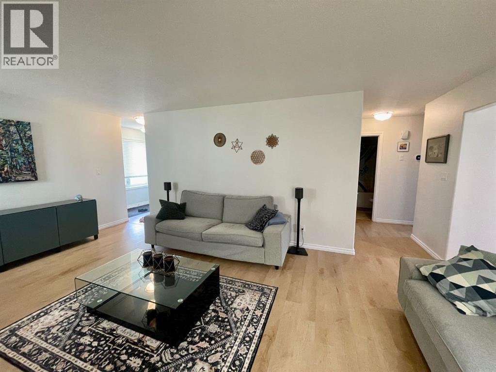 #6  4024 18 Avenue - photo 4