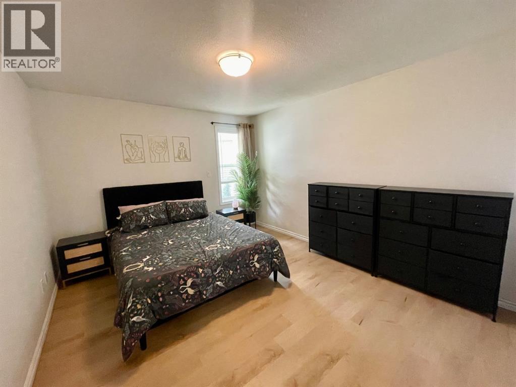 #6  4024 18 Avenue — photo 22