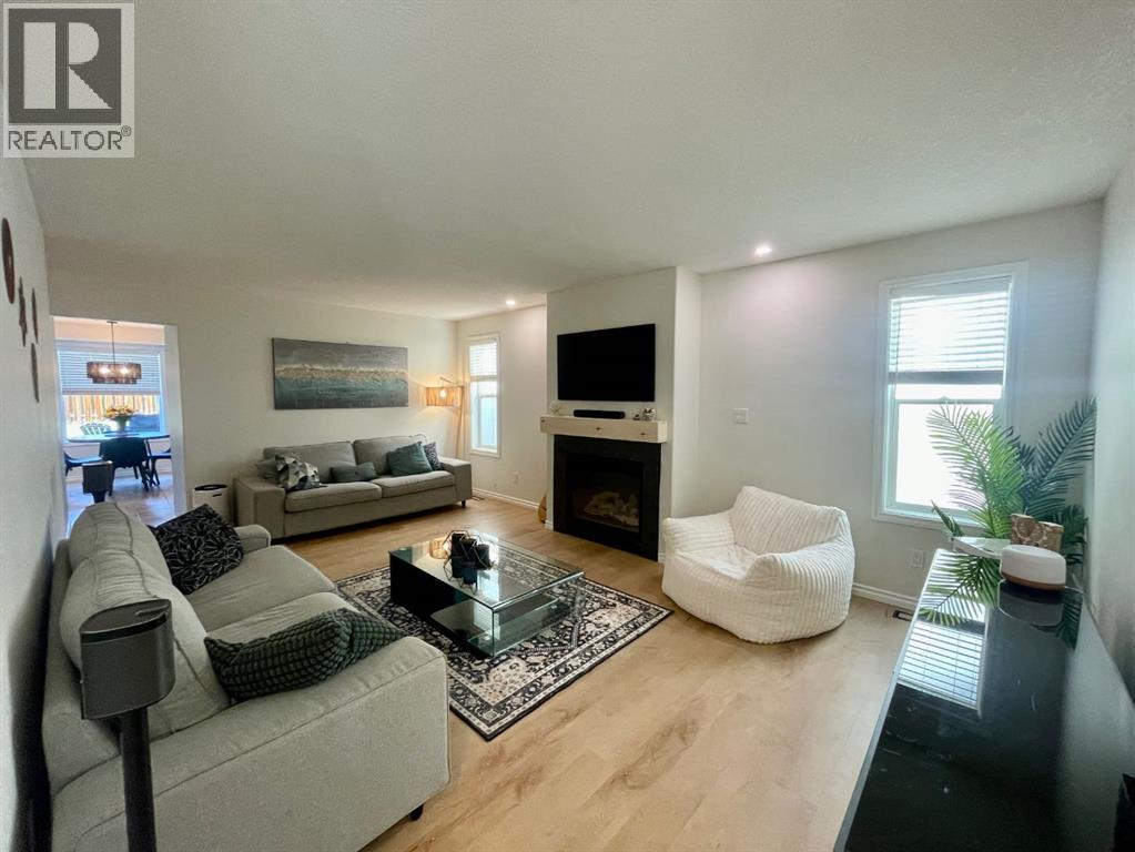 #6  4024 18 Avenue - photo 2