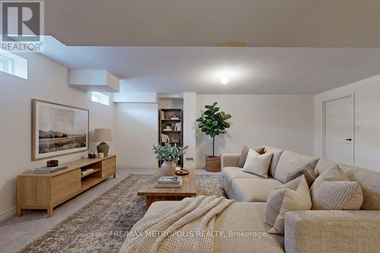 647 FLEETWOOD DRIVE - 43