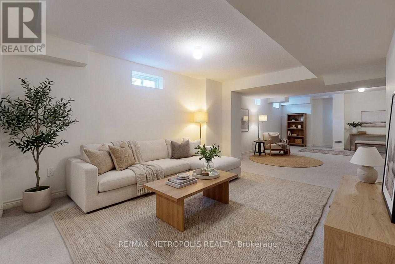 647 FLEETWOOD DRIVE - 44