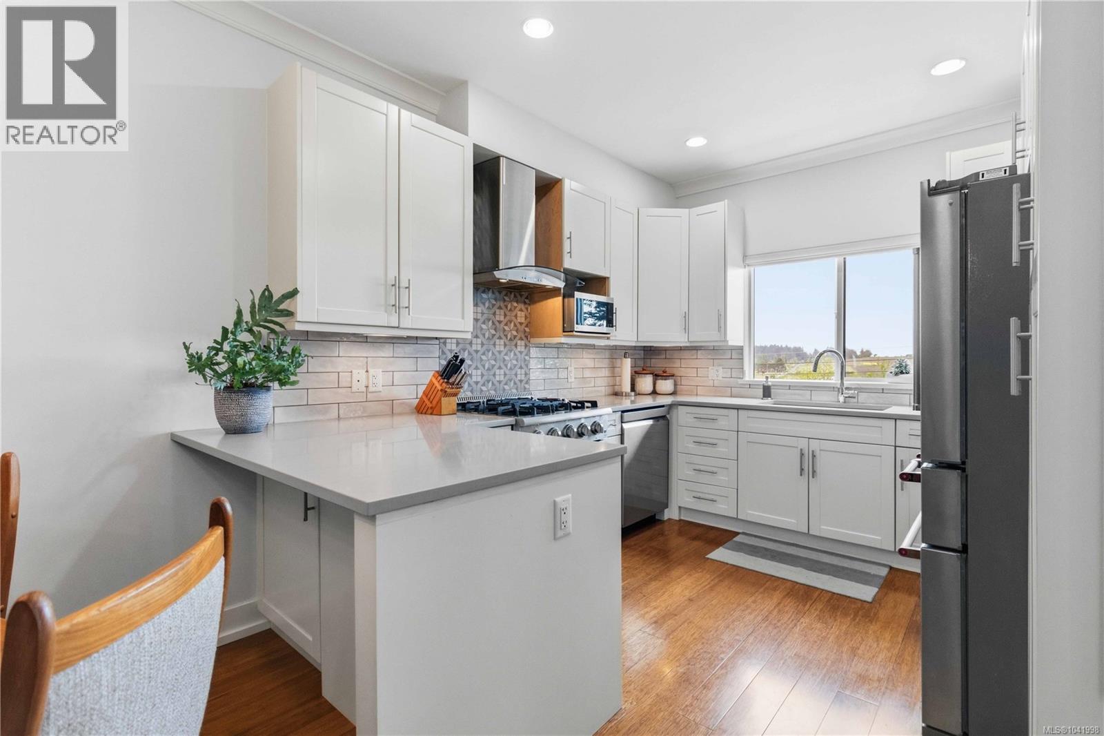#5 2321 Island View Rd - 8