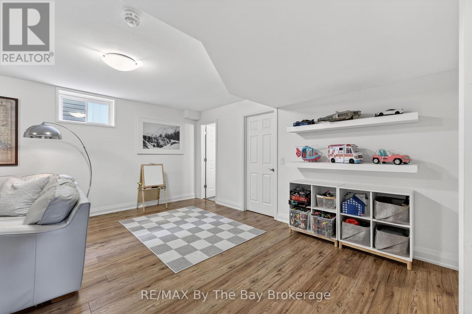 17 ELIZABETH AVENUE - 31