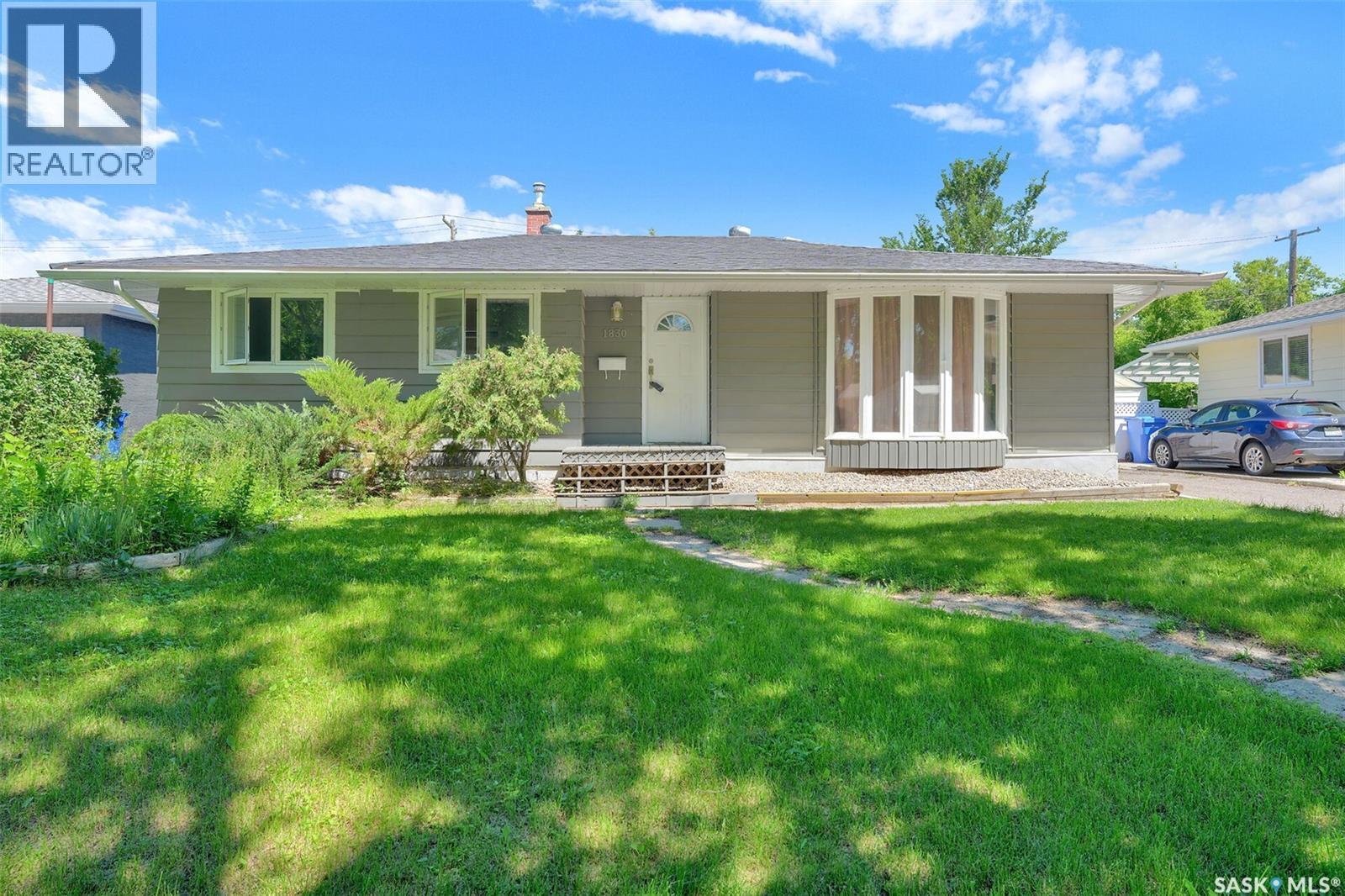 1830 Cowan CRESCENT - 2