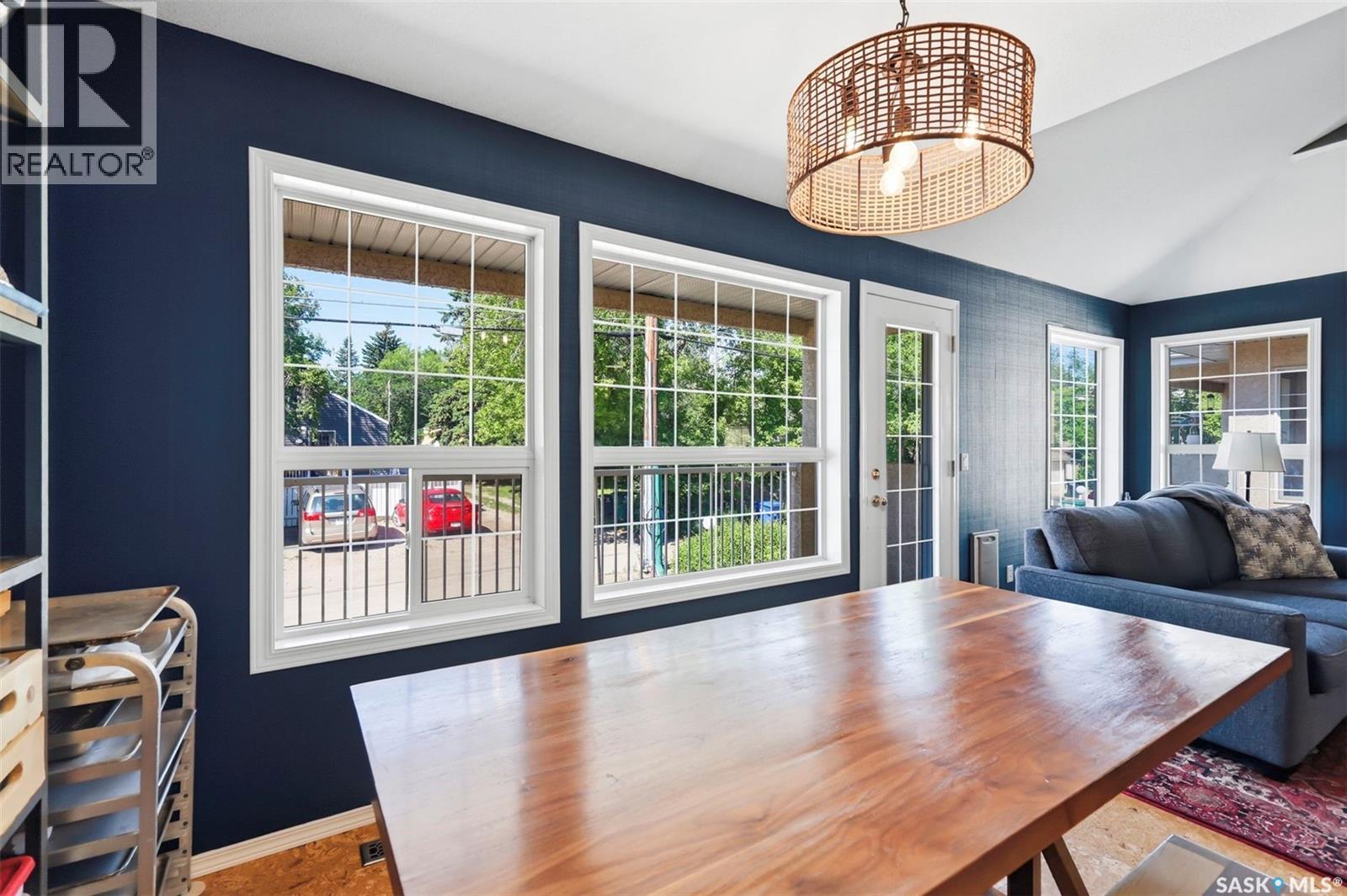 #905D 9th STREET E - 11