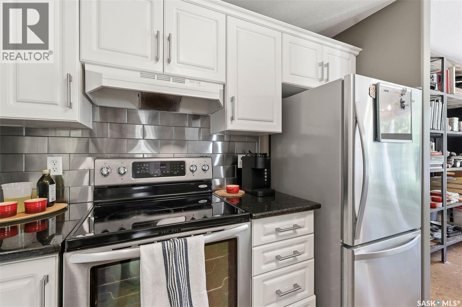 #905D 9th STREET E - 13