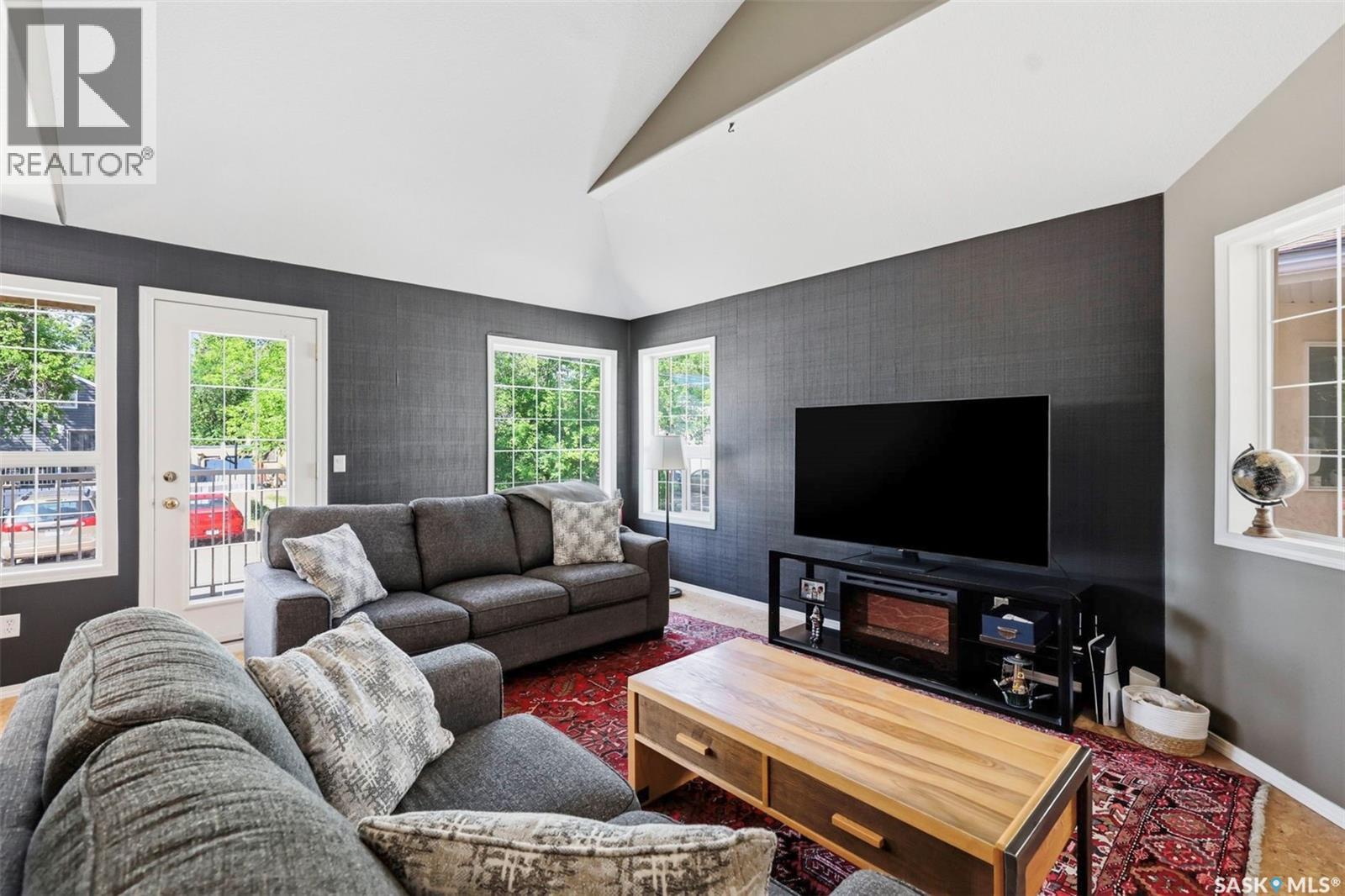 #905D 9th STREET E - 6