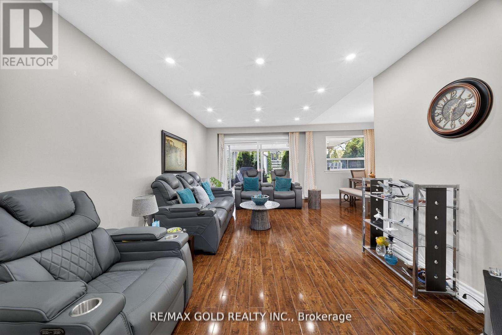 3289 VICTORY CRESCENT - 10