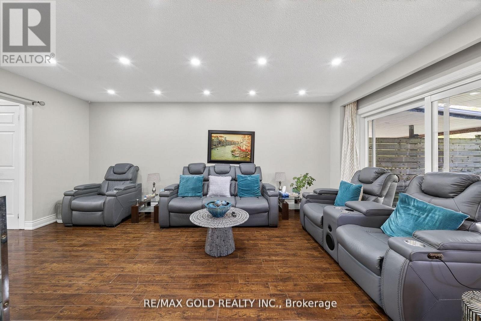 3289 VICTORY CRESCENT - 11