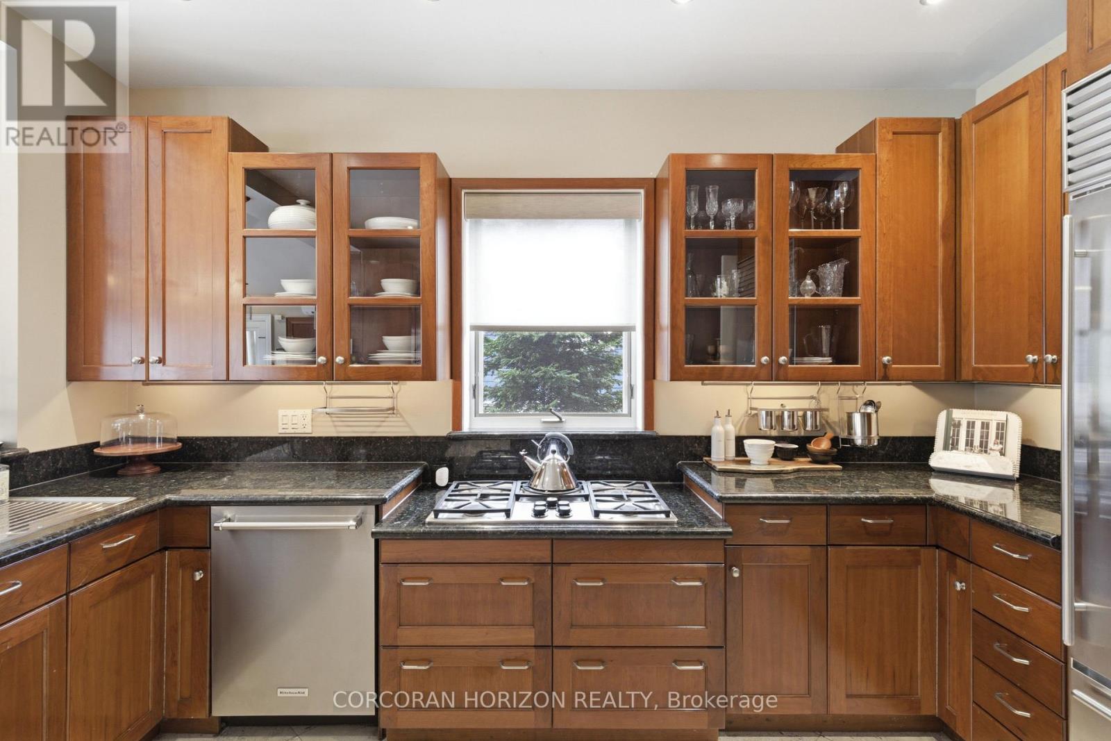 18 BRANT ROAD N - 12