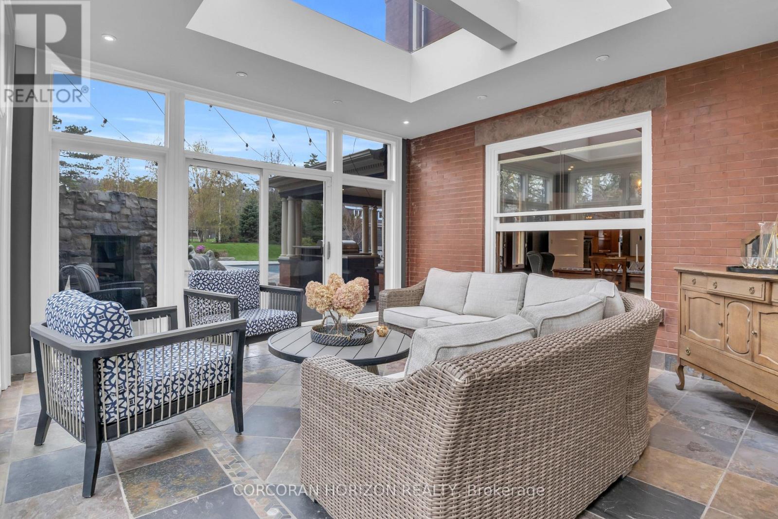 18 BRANT ROAD N - 9
